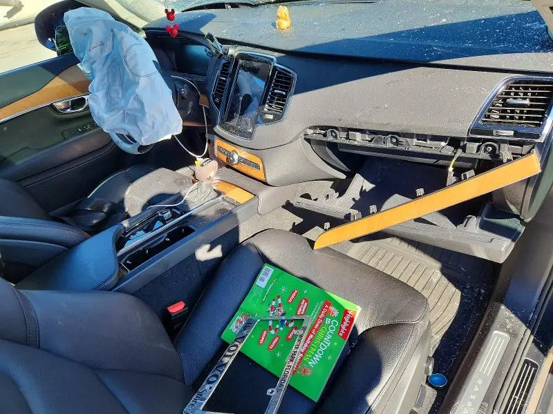 2022 VOLVO XC90 T6 MOMENTUM  