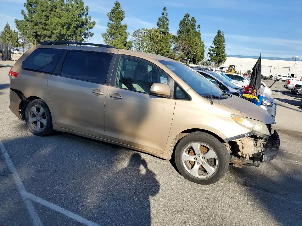 2012 TOYOTA SIENNA LE 8-PASSENGER  