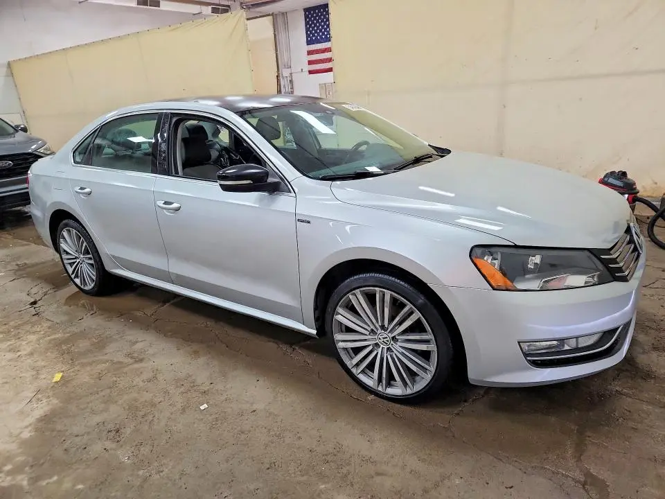 2015 VOLKSWAGEN PASSAT SE  