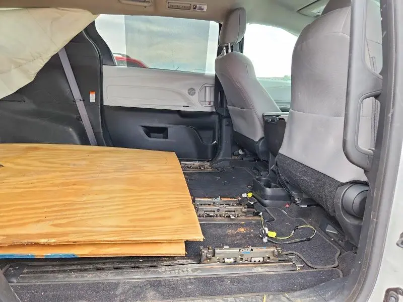 2025 TOYOTA SIENNA LE  