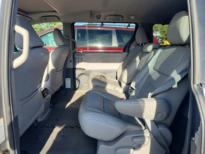 2018 TOYOTA SIENNA XLE 8-PASSENGER  