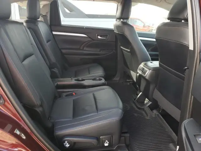 2019 TOYOTA HIGHLANDER SE  