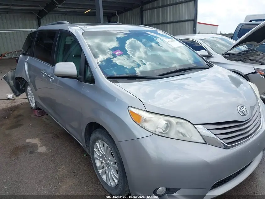 2017 TOYOTA SIENNA XLE PREMIUM 8 PASSENGER