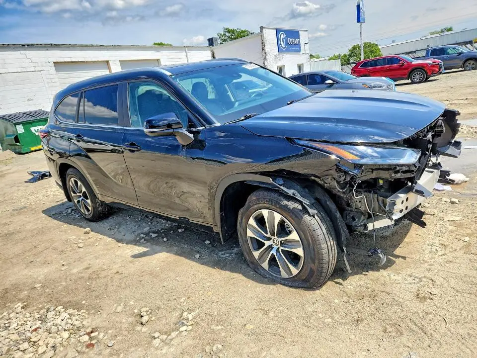 2024 TOYOTA HIGHLANDER XLE  