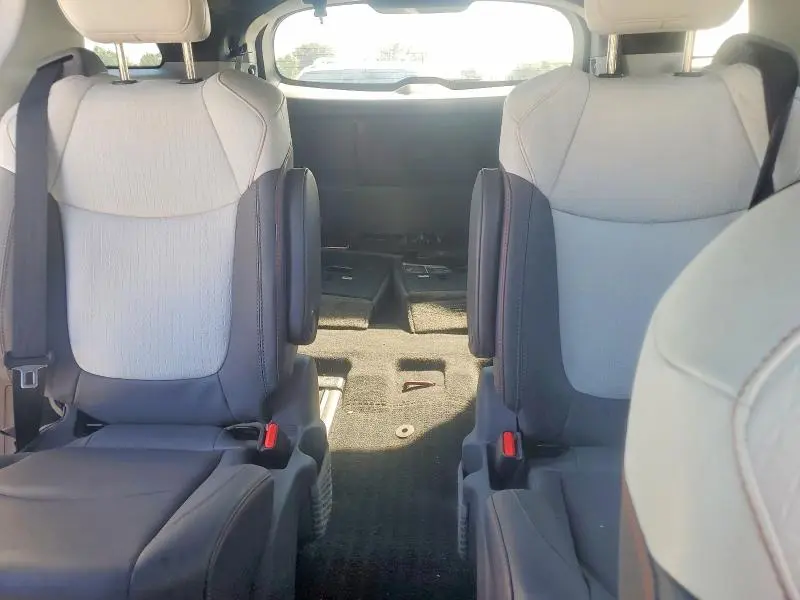 2021 TOYOTA SIENNA XSE  