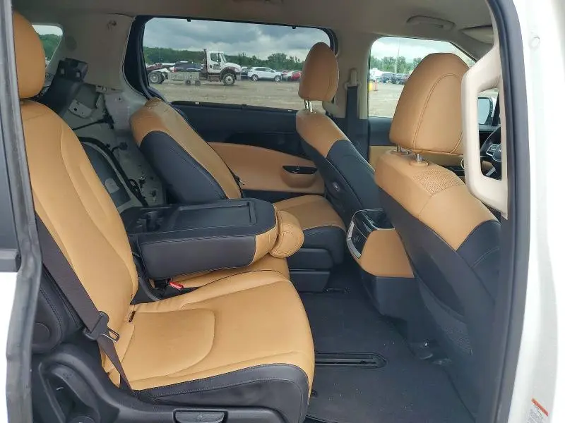 2024 KIA CARNIVAL EX  