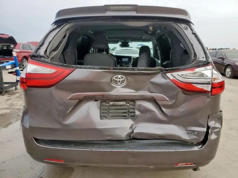 2018 TOYOTA SIENNA XLE  