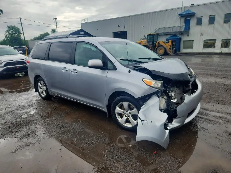 2013 TOYOTA SIENNA LE  