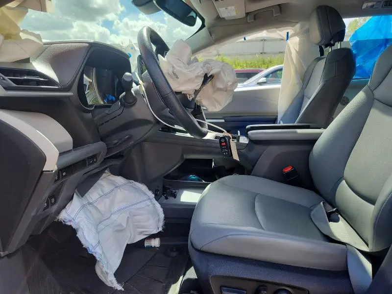 2023 TOYOTA SIENNA XLE  