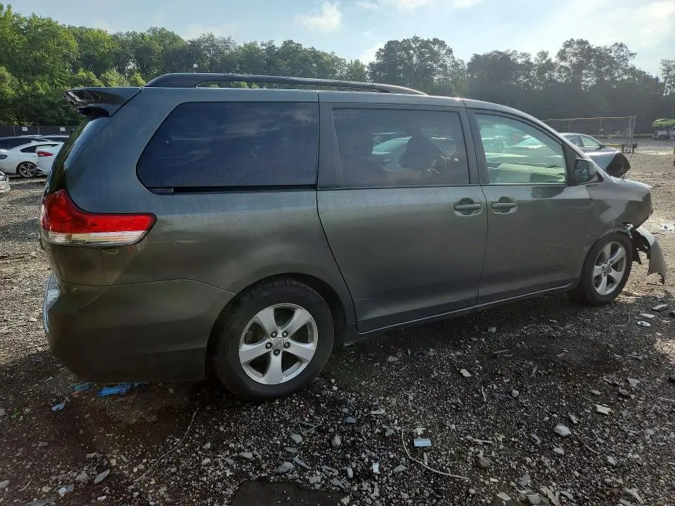 2013 TOYOTA SIENNA LE  