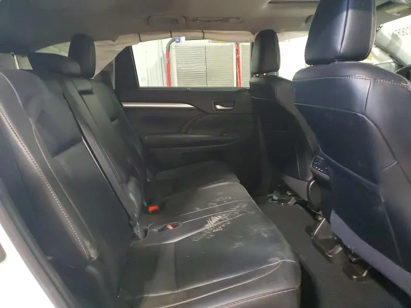 2019 TOYOTA HIGHLANDER SE  