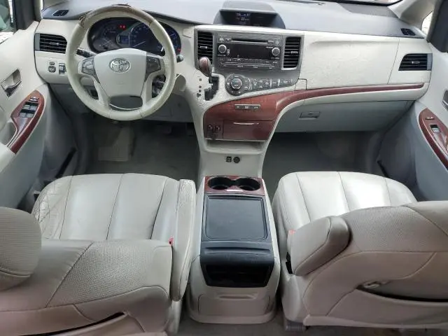 2013 TOYOTA SIENNA XLE  