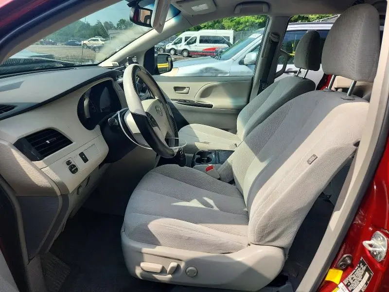 2013 TOYOTA SIENNA LE  