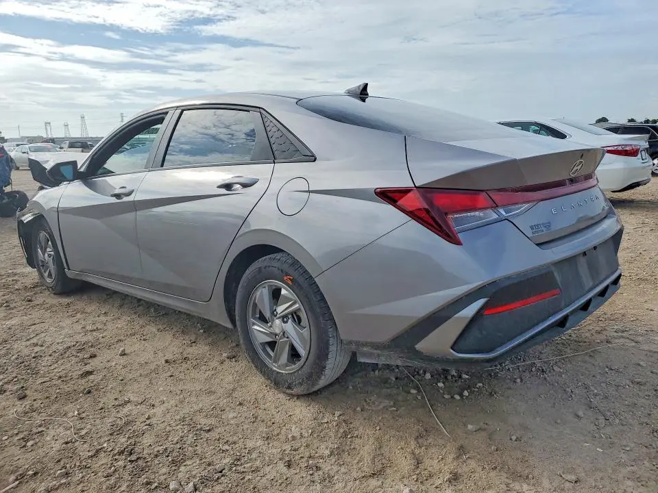 2024 HYUNDAI ELANTRA SE  