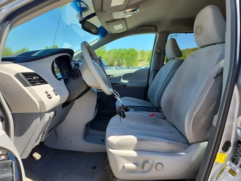 2013 TOYOTA SIENNA LE  