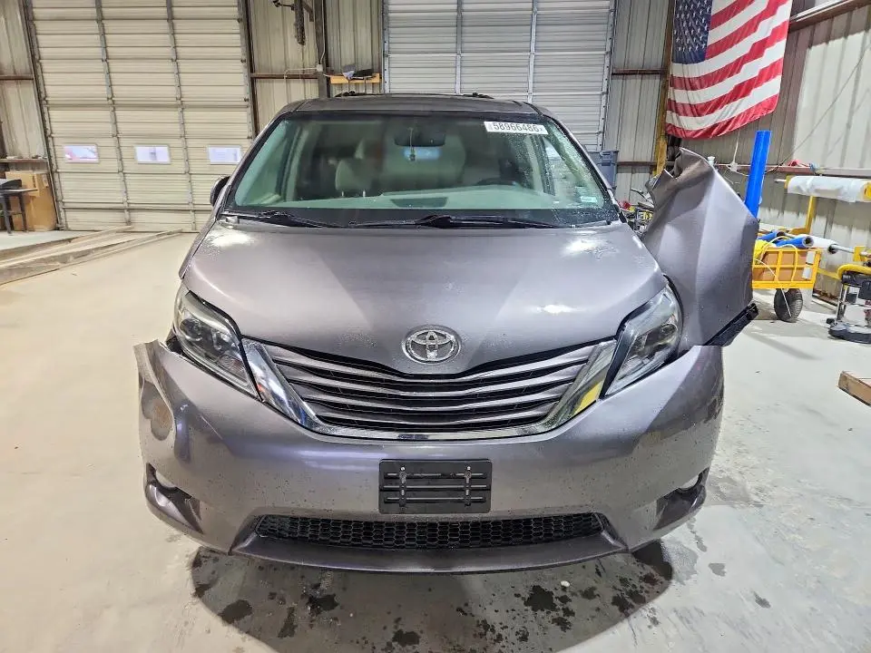 2017 TOYOTA SIENNA LE  