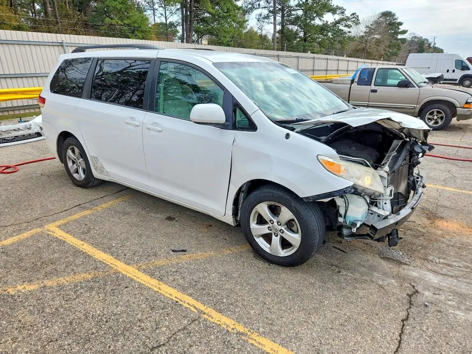 2013 TOYOTA SIENNA LE 8-PASSENGER  