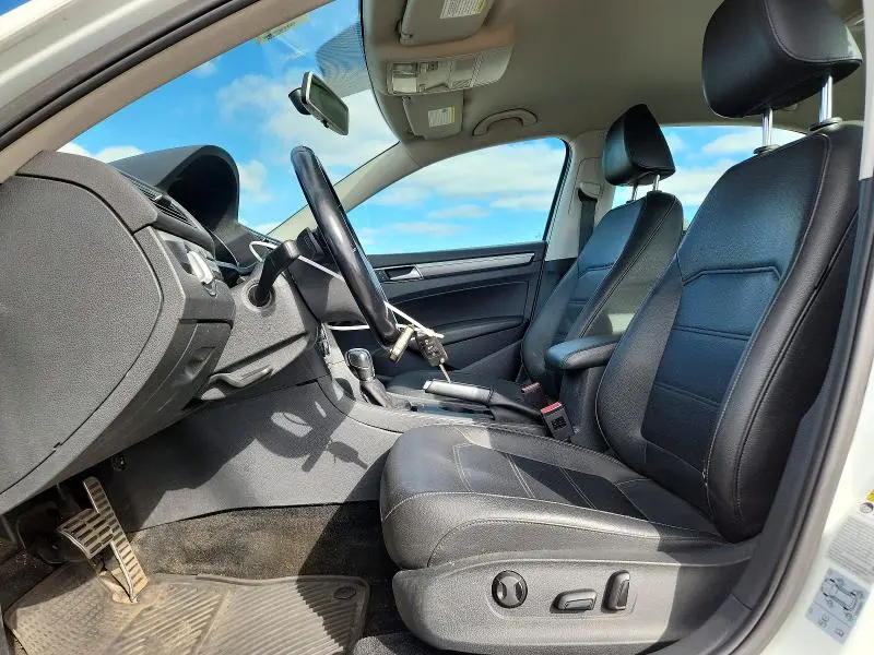 2017 VOLKSWAGEN PASSAT   