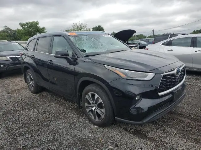 2024 TOYOTA HIGHLANDER LE  