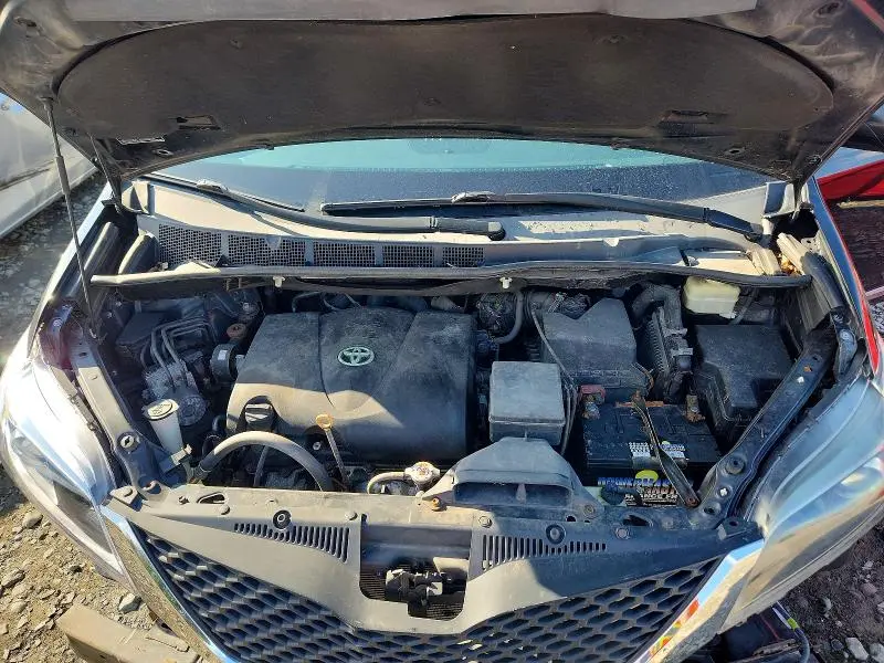 2017 TOYOTA SIENNA SE  
