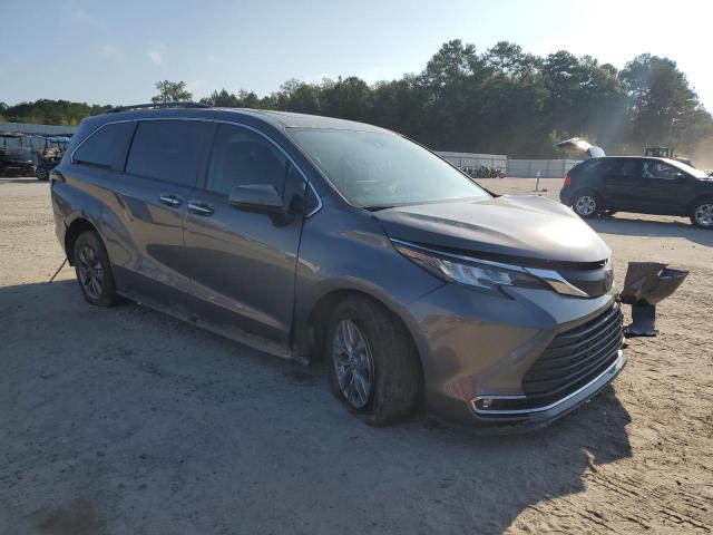 2022 TOYOTA SIENNA XLE