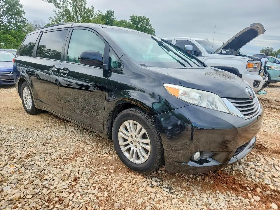2014 TOYOTA SIENNA XLE 8-PASSENGER  