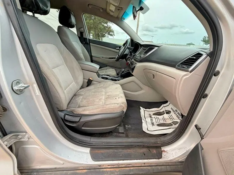 2017 HYUNDAI TUCSON SE  
