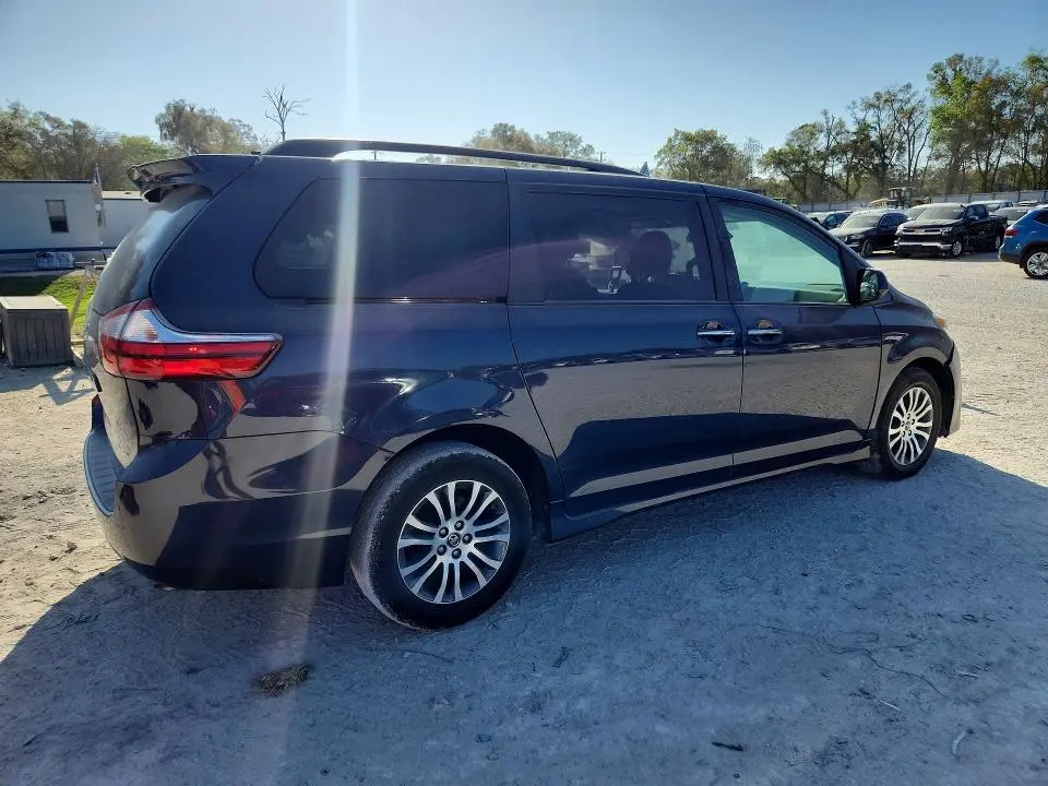 2019 TOYOTA SIENNA XLE 8-PASSENGER  