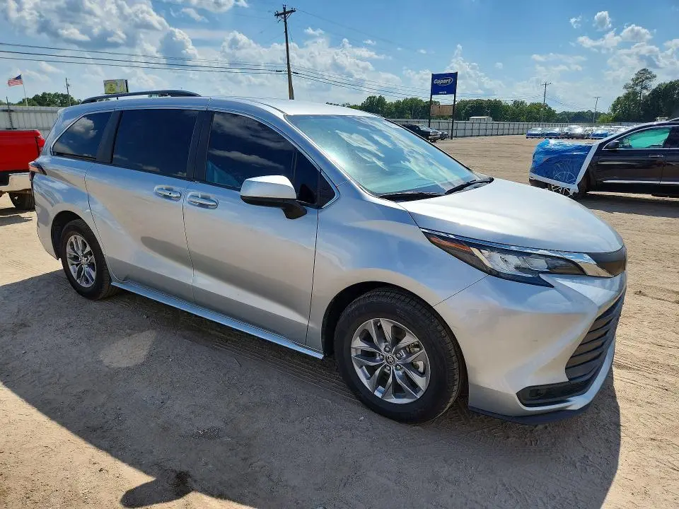 2022 TOYOTA SIENNA LE  