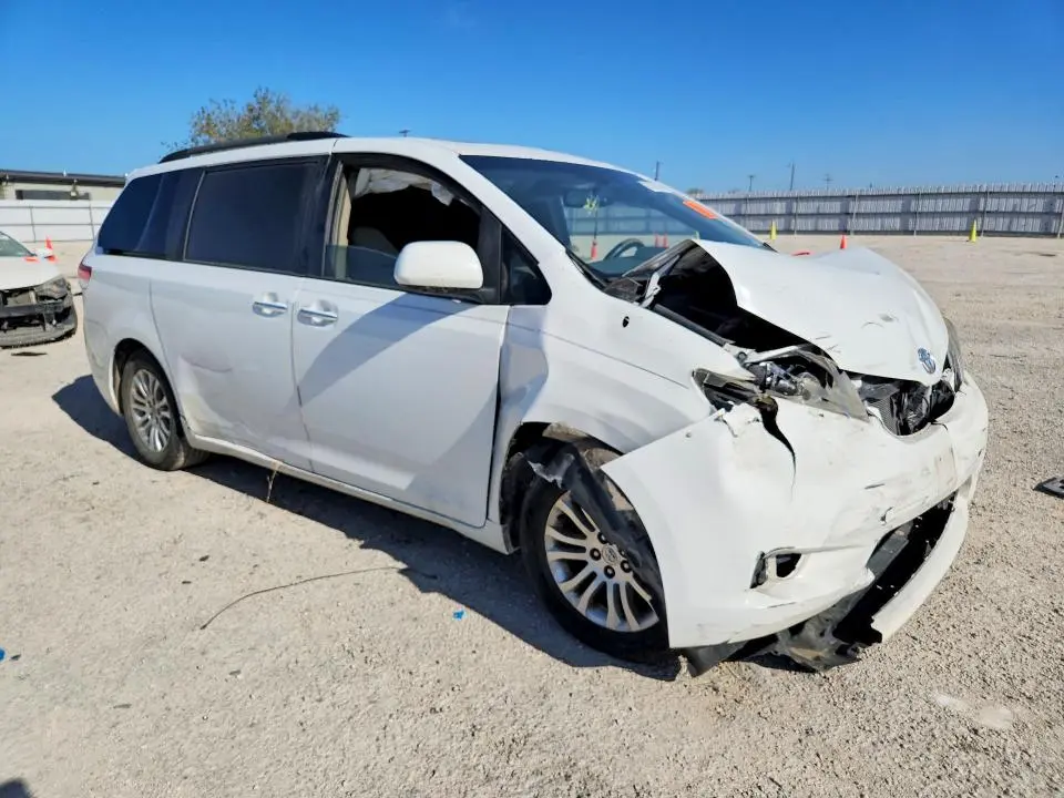 2014 TOYOTA SIENNA XLE 8-PASSENGER  