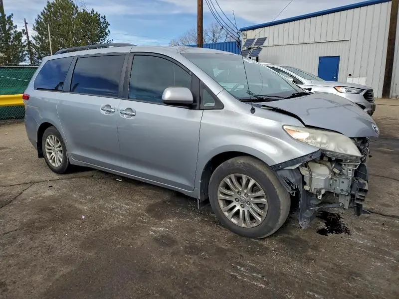 2014 TOYOTA SIENNA XLE  