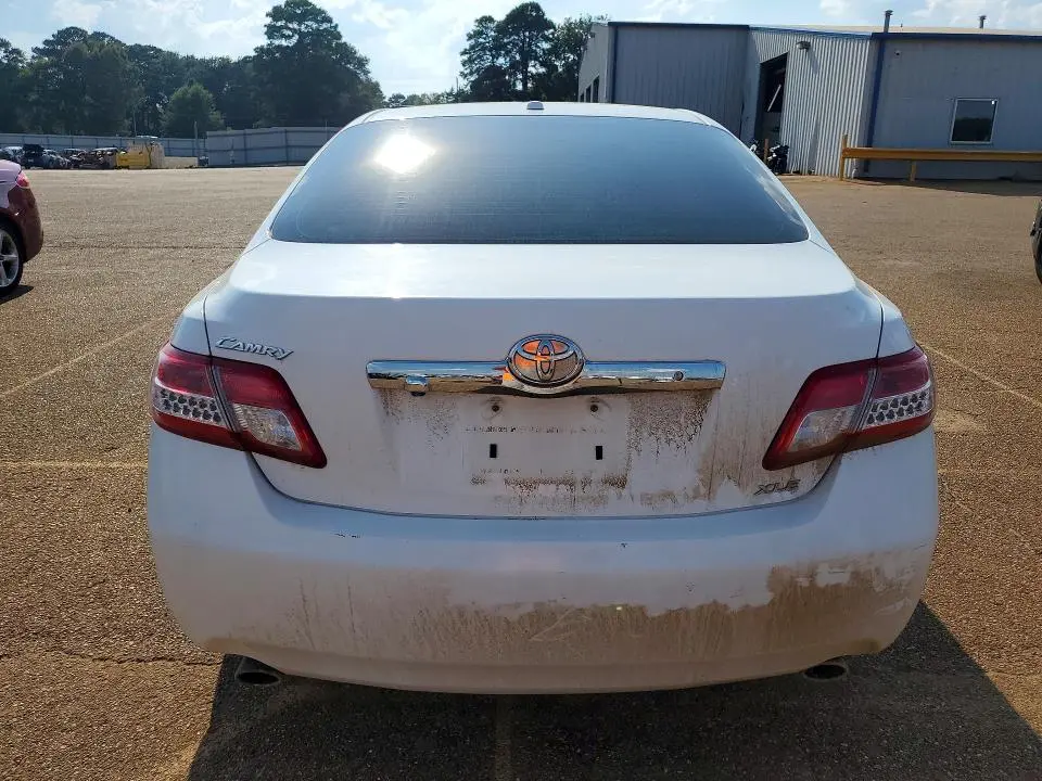 2011 TOYOTA CAMRY XLE V6  