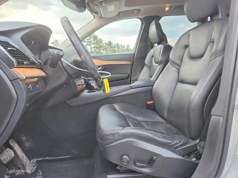 2021 VOLVO XC90 T6 MOMENTUM  