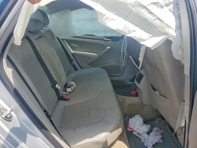 2015 VOLKSWAGEN PASSAT SE  