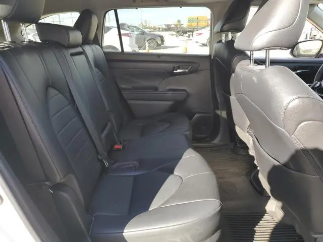 2022 TOYOTA HIGHLANDER XLE  