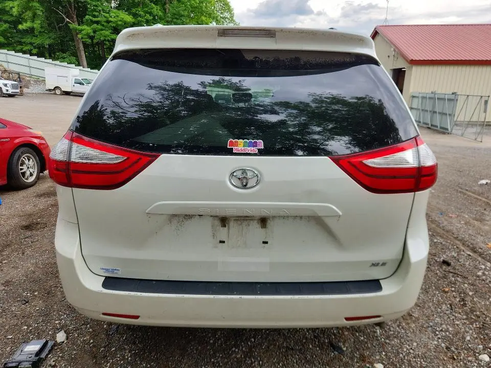 2015 TOYOTA SIENNA XLE 8-PASSENGER  
