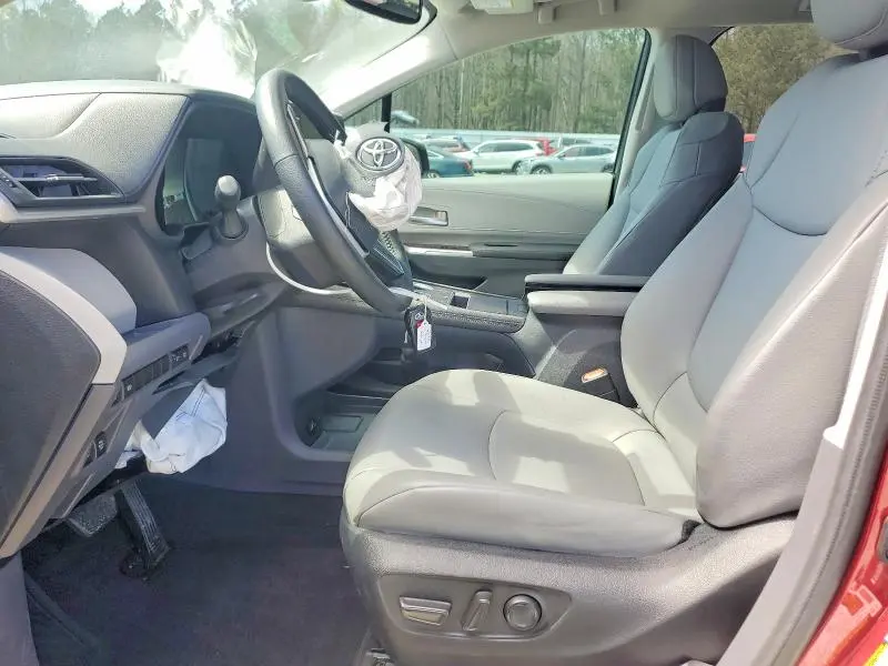 2022 TOYOTA SIENNA XLE 8-PASSENGER  