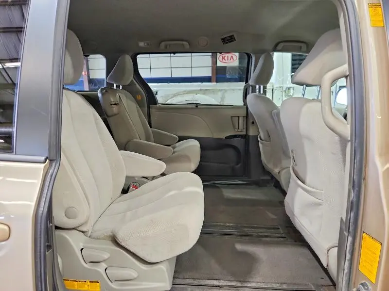 2013 TOYOTA SIENNA LE  