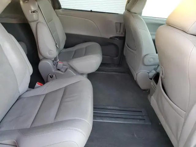 2016 TOYOTA SIENNA XLE  