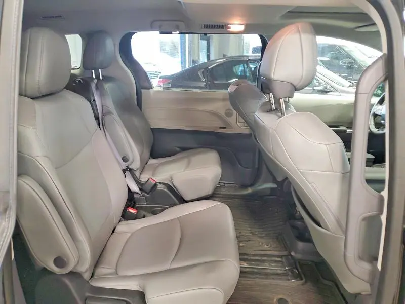 2022 TOYOTA SIENNA XLE  