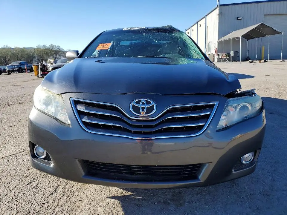 2011 TOYOTA CAMRY XLE V6  