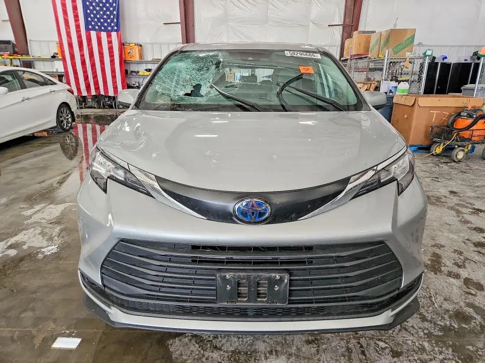 2022 TOYOTA SIENNA LE  