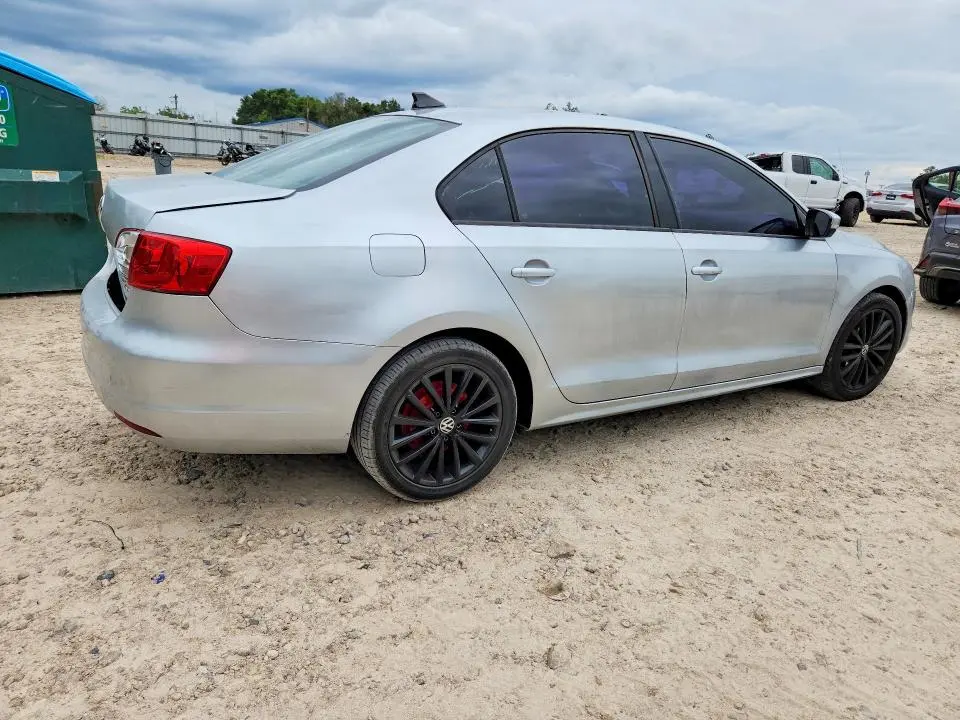 2011 VOLKSWAGEN JETTA SE  