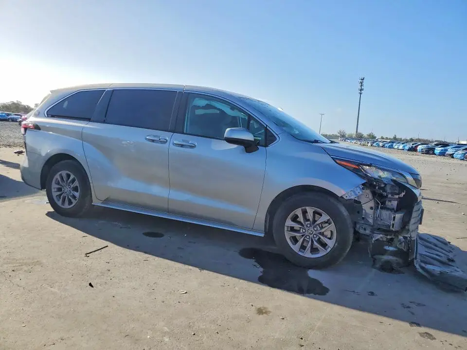 2022 TOYOTA SIENNA LE 8-PASSENGER  
