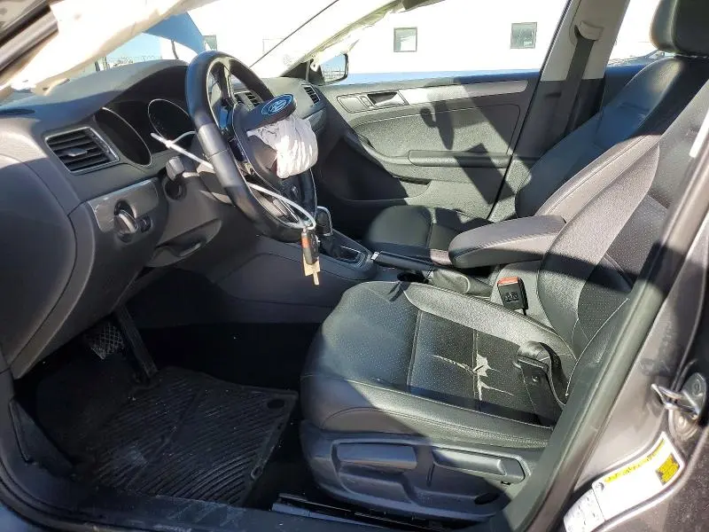 2016 VOLKSWAGEN JETTA SE  