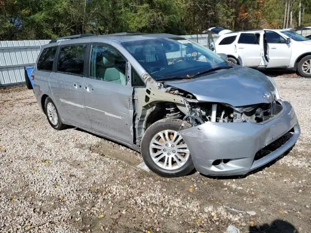 2017 TOYOTA SIENNA XLE  