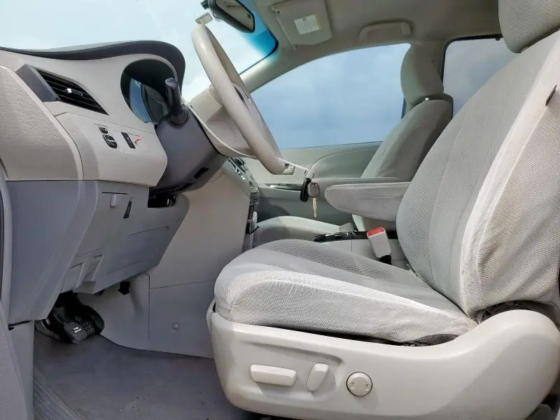 2011 TOYOTA SIENNA LE  