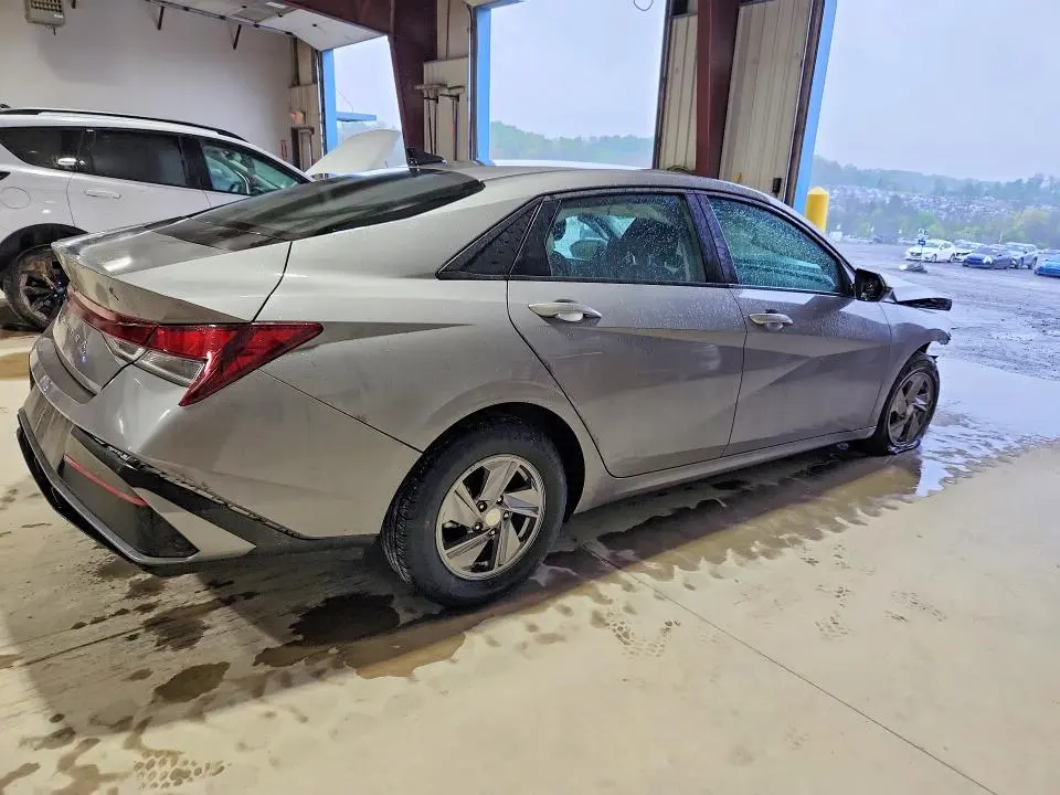 2024 HYUNDAI ELANTRA SE  