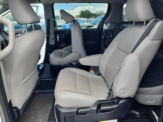 2020 TOYOTA SIENNA XLE  