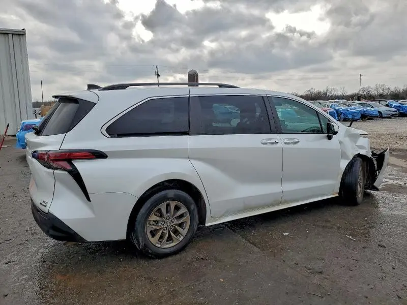 2022 TOYOTA SIENNA XLE  